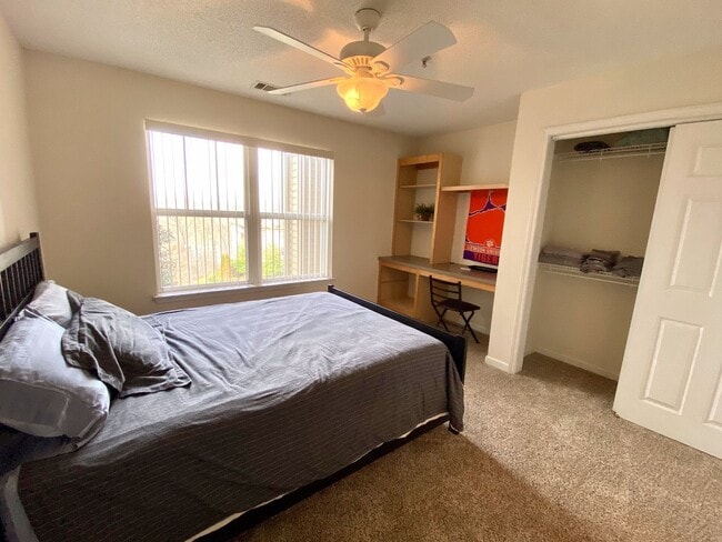 Building Photo - 4 Bedroom Condo in Harts Cove!