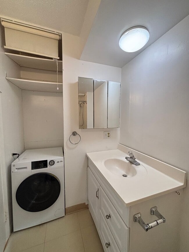 Building Photo - AVAILABLE NOW! 2 BED 1 BATH 1 COVERED PARK...