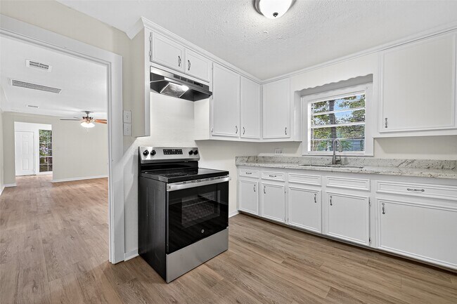 Building Photo - 16643 Lake Cir