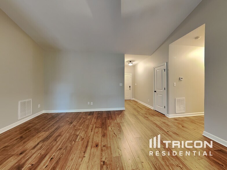 Building Photo - 189 Crystal Creek Dr
