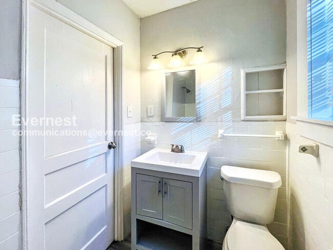 Building Photo - 227 Broadmoor Dr