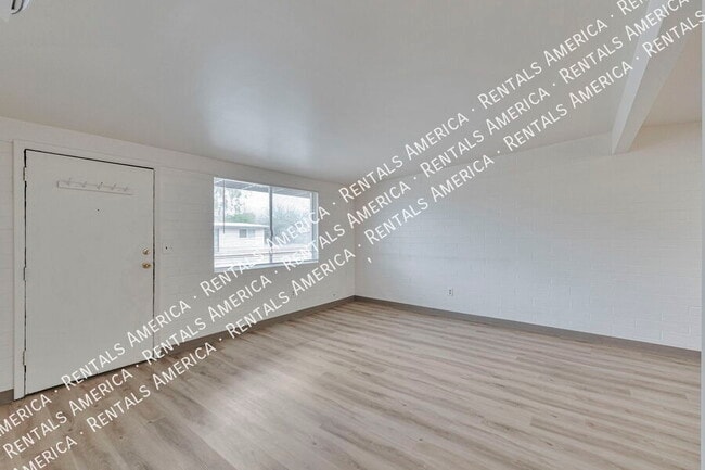 Building Photo - 3042 N Sparkman Blvd
