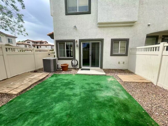 Building Photo - charming single-family residence located in Henderson