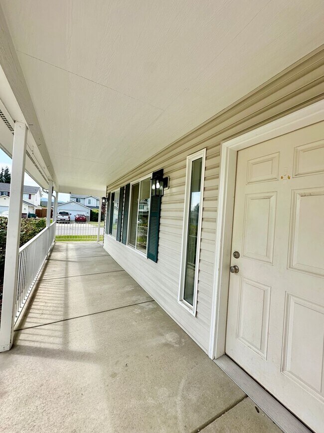 Building Photo - Newly Renovated Expansive Multi story 4 be...