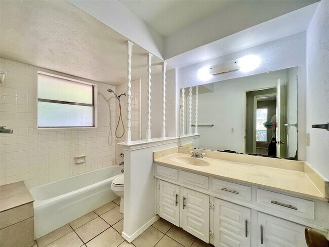 Building Photo - 2732 Parkhaven Dr