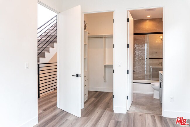 Building Photo - 525 Normandie Ave