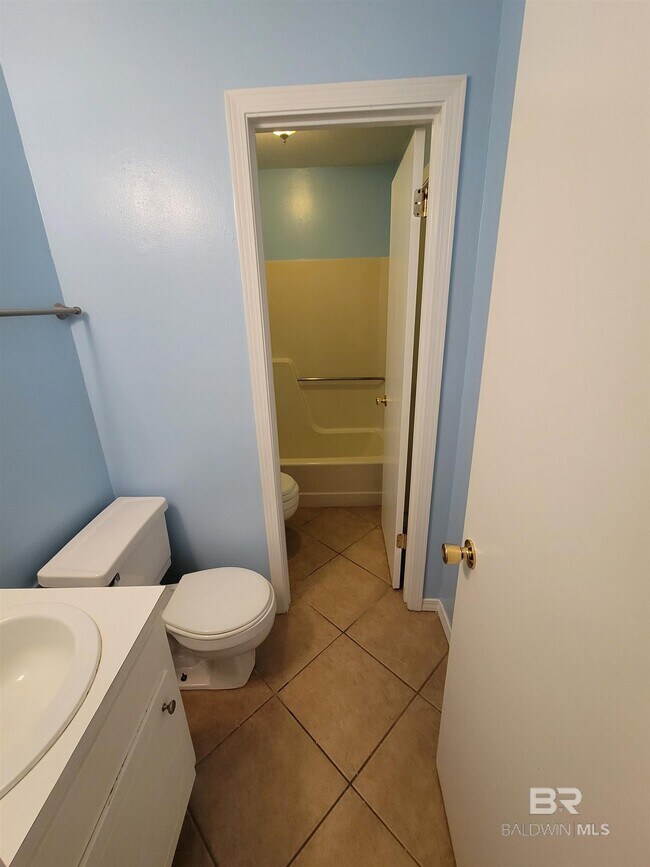 Building Photo - 512 Lake Forest Blvd