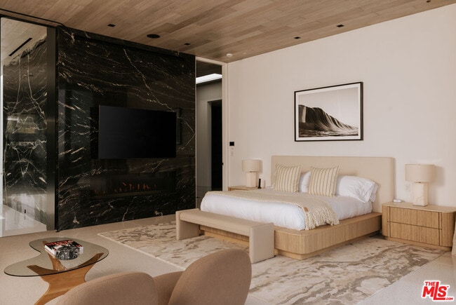 Building Photo - 1536 Blue Jay Way