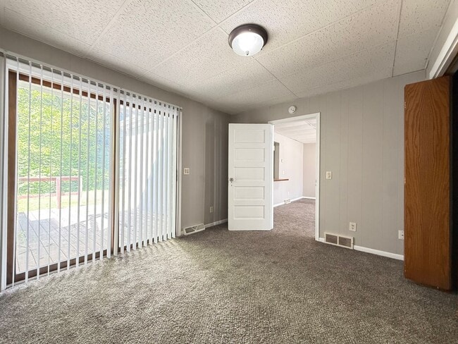 Building Photo - Easy to Maintain 2 Bed Home with Attached Garage