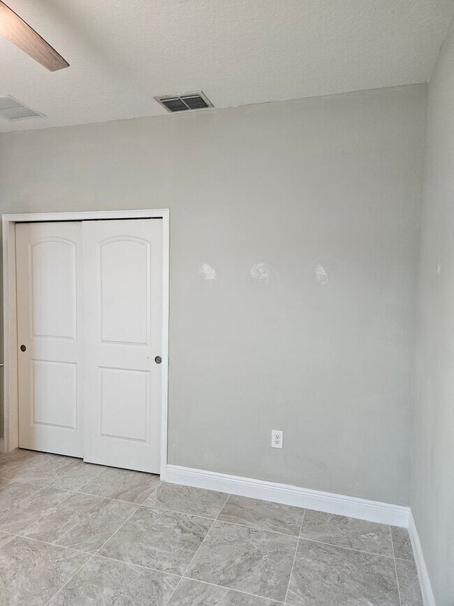 Building Photo - 4 Bedroom 2 bath beautiful spacious home i...