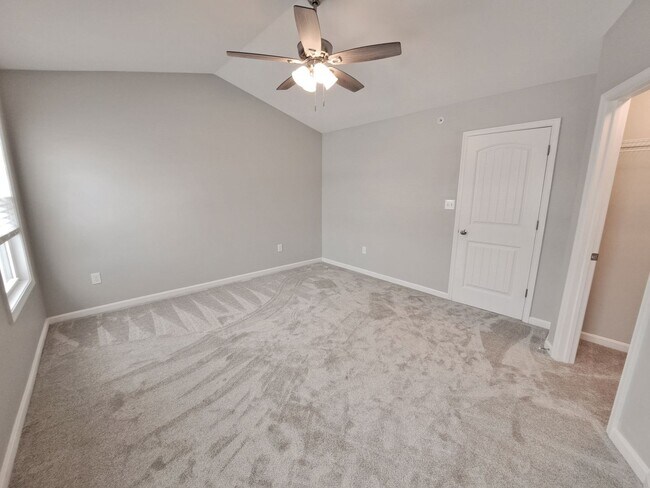 Building Photo - 3 Bed / 2-1/2 Bath  Single Family Town Home w/Attached1 Car Garage
