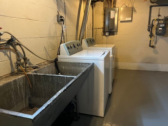 Building Photo - NORWOOD - 2 bed/1.5 bath with 1 car garage. Fenced yard