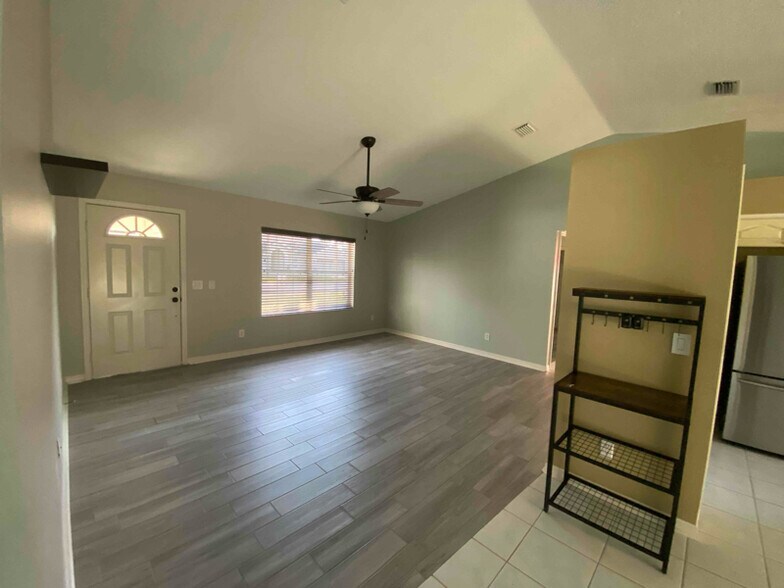 Building Photo - 3915 E Lake Todd Dr