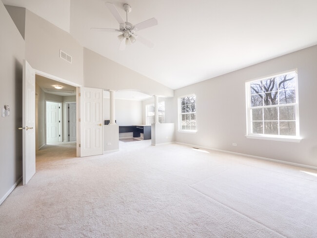 Building Photo - 33 River Oaks Cir E