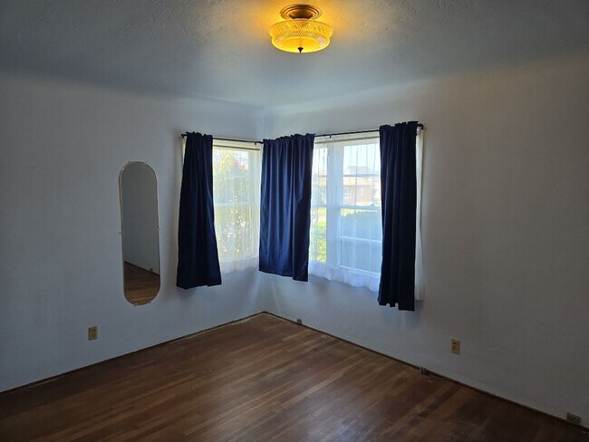 Building Photo - Spacious 4-bedroom family home features ga...