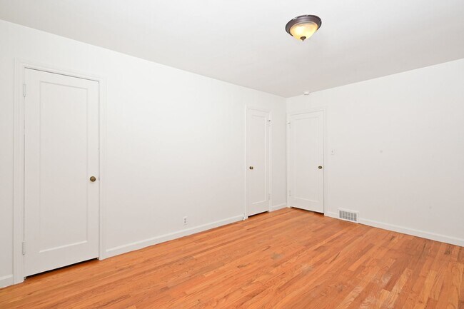 Building Photo - 3 Bedroom Home in Rainer Beach - Beautiful view over Lake Washington