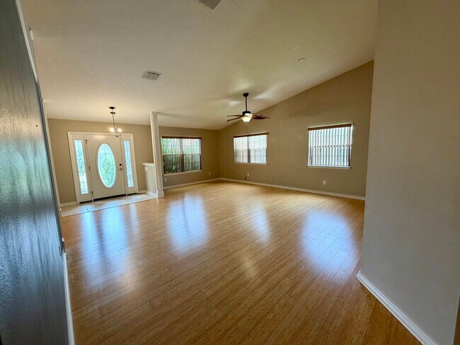 Building Photo - 4 bed 2bath with Pool