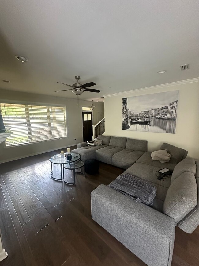 Building Photo - Beautiful 3 BR 2.5 Bath home with bonus room