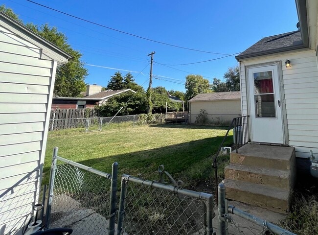 Building Photo - 2 Bedroom, 1 Bathroom House with Detached ...