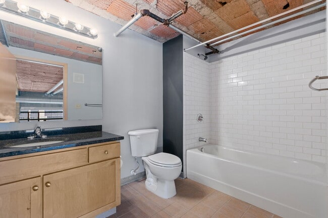 Building Photo - 521 S 7th St