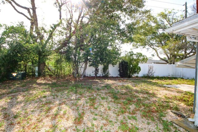 Building Photo - 10824 Queens Rd