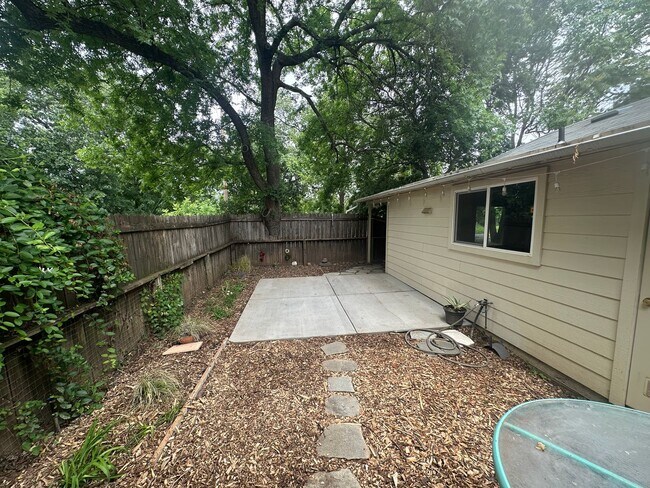 Building Photo - 2 BR w/ Bonus Room/Office