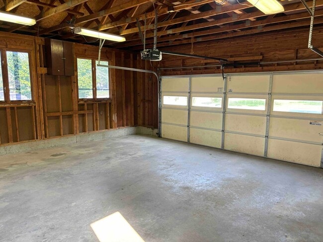 Building Photo - 3 bedroom, 1.5 bathroom Chelsea ranch - fr...