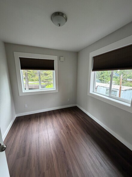 Building Photo - 515 Soundview Ave