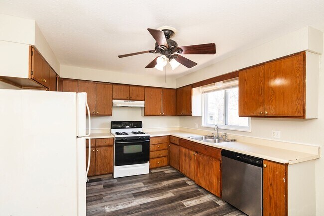 Building Photo - Comfortable 3 Bedroom 1 Bathroom Home