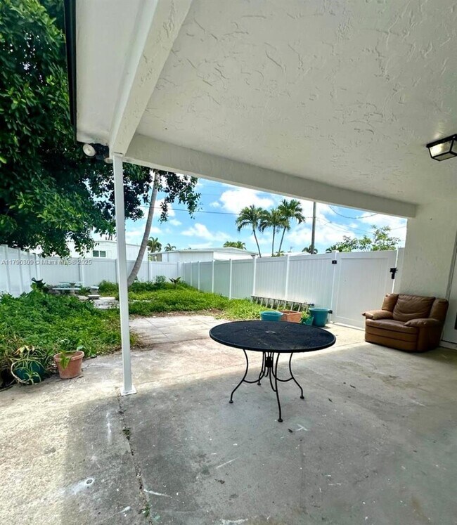 Building Photo - 5160 SW 26th Ave