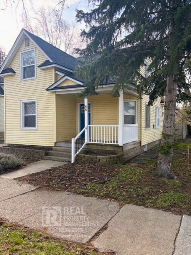 Building Photo - Welcome to Spacious 4 Bedroom, 1 Bathroom Holland Home