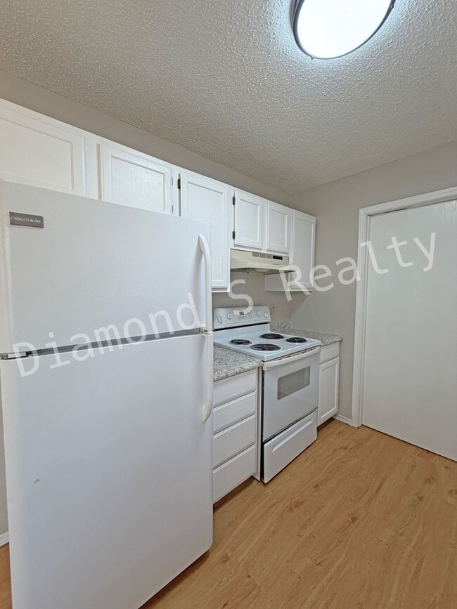 Building Photo - Charming and Clean 3 Bedroom House Available - South Springfield