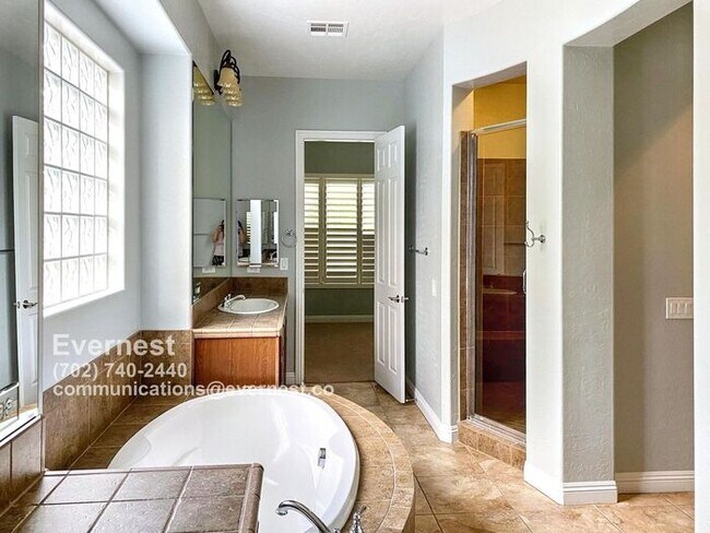 Building Photo - Stunning 5-Bedroom Home with Fireplace and...