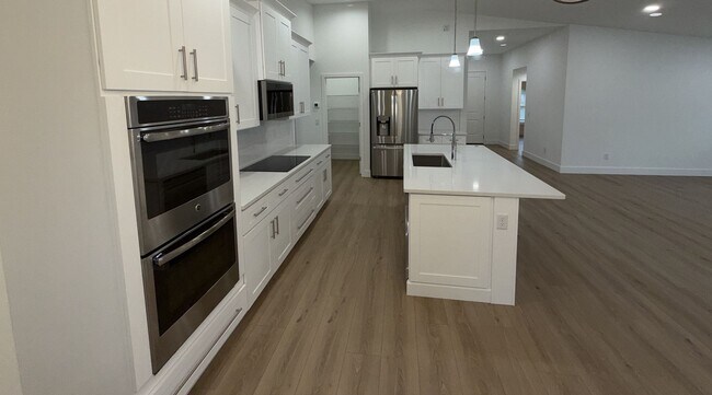 Building Photo - Beautifully Appointed New Home