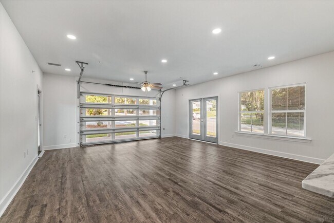 Building Photo - 5/5.5 Townhomes, Built 2024, Walk to stadium! Available August 2026!