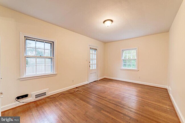Building Photo - 1239 S Oakcrest Rd