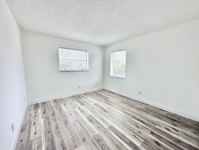 Building Photo - 906 Foresteria Dr