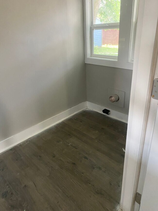 Building Photo - 4 bedroom House On Lasalle St!