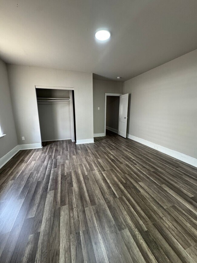 Building Photo - Spacious 3-Bedroom Home in Elmwood Park — ...