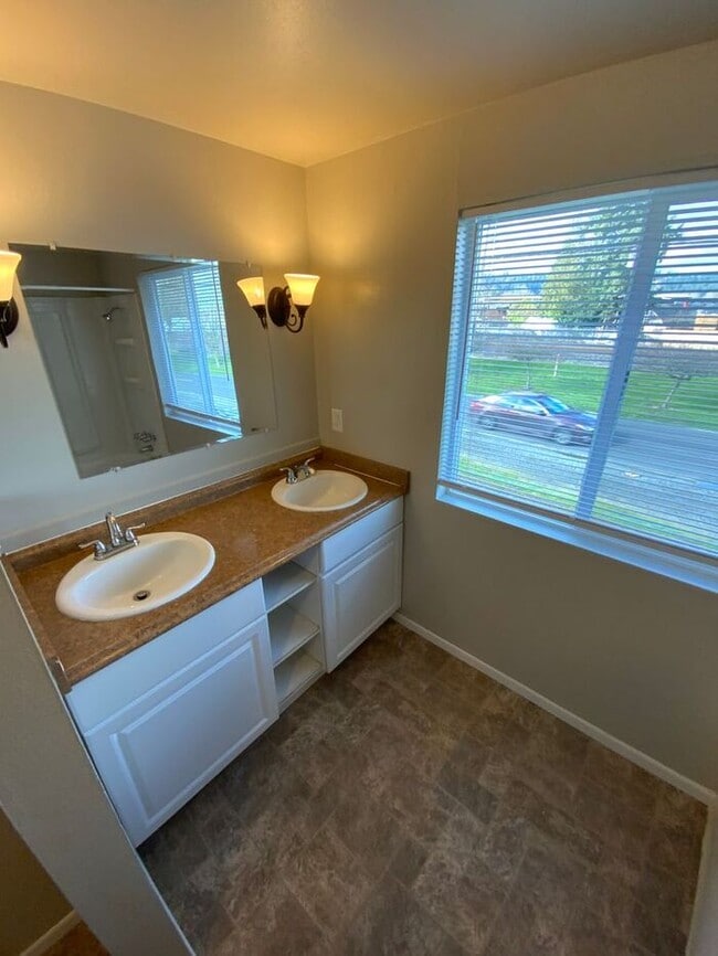 Building Photo - Sumner Townhome Duplex w/ 1 car carpot & N...