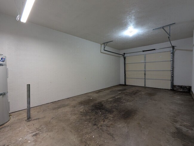 Building Photo - Newly Remodeled 2-Bedroom, 1-Bath Duplex in Thurston Area of Springfield!