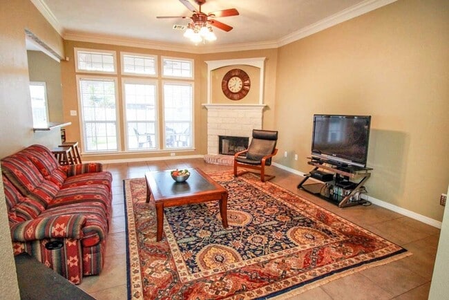 Building Photo - College Station - 3 Bedroom - 2 Bath - 2 car garage- fenced in back yard,