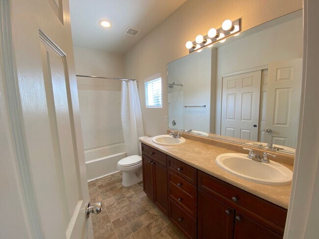 Building Photo - Luxury Townhouse 2 Master Suites - North M...
