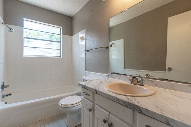 Building Photo - Rent to Own in Midwest City!