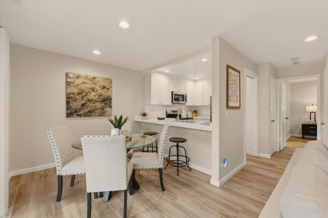 Building Photo - APARTMENT