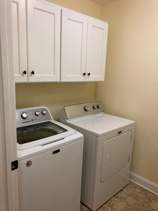 Building Photo - 2539 Greenport Dr