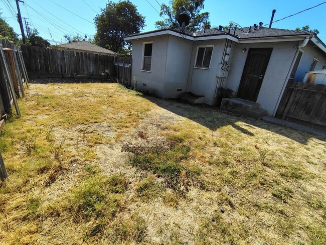 Building Photo - 2047 Glendale Ave