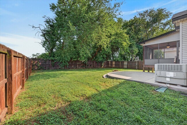 Building Photo - 566 Falkland Cir