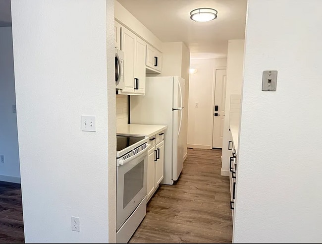 Building Photo - Updated Bellevue Condo with Rare 2 Reserve...
