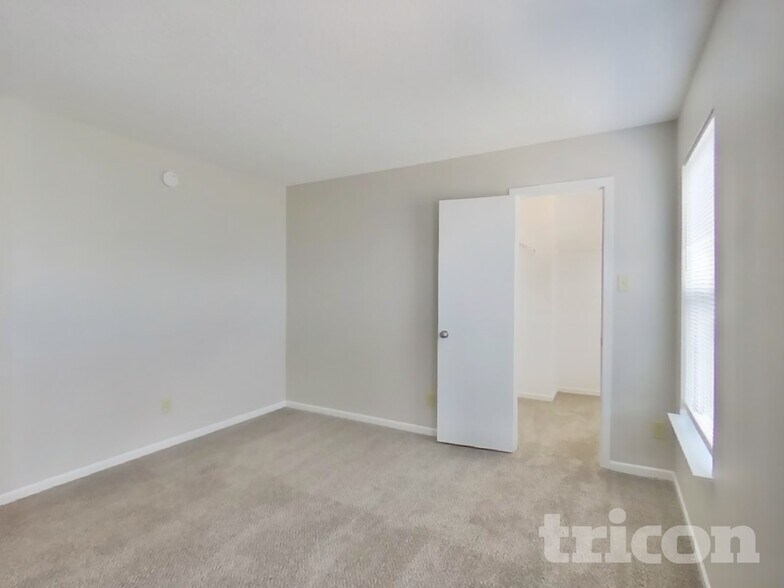 Building Photo - 5624 W Littleton Dr